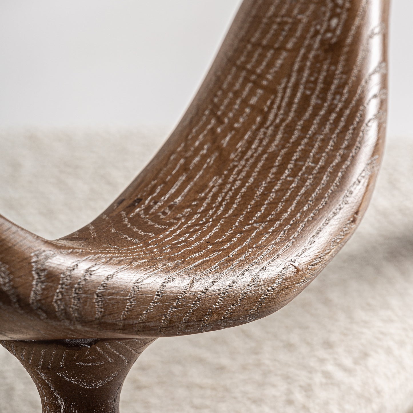 SILLÓN DE MADERA DE FRESNO Y ALGODÓN BOUCLÉ