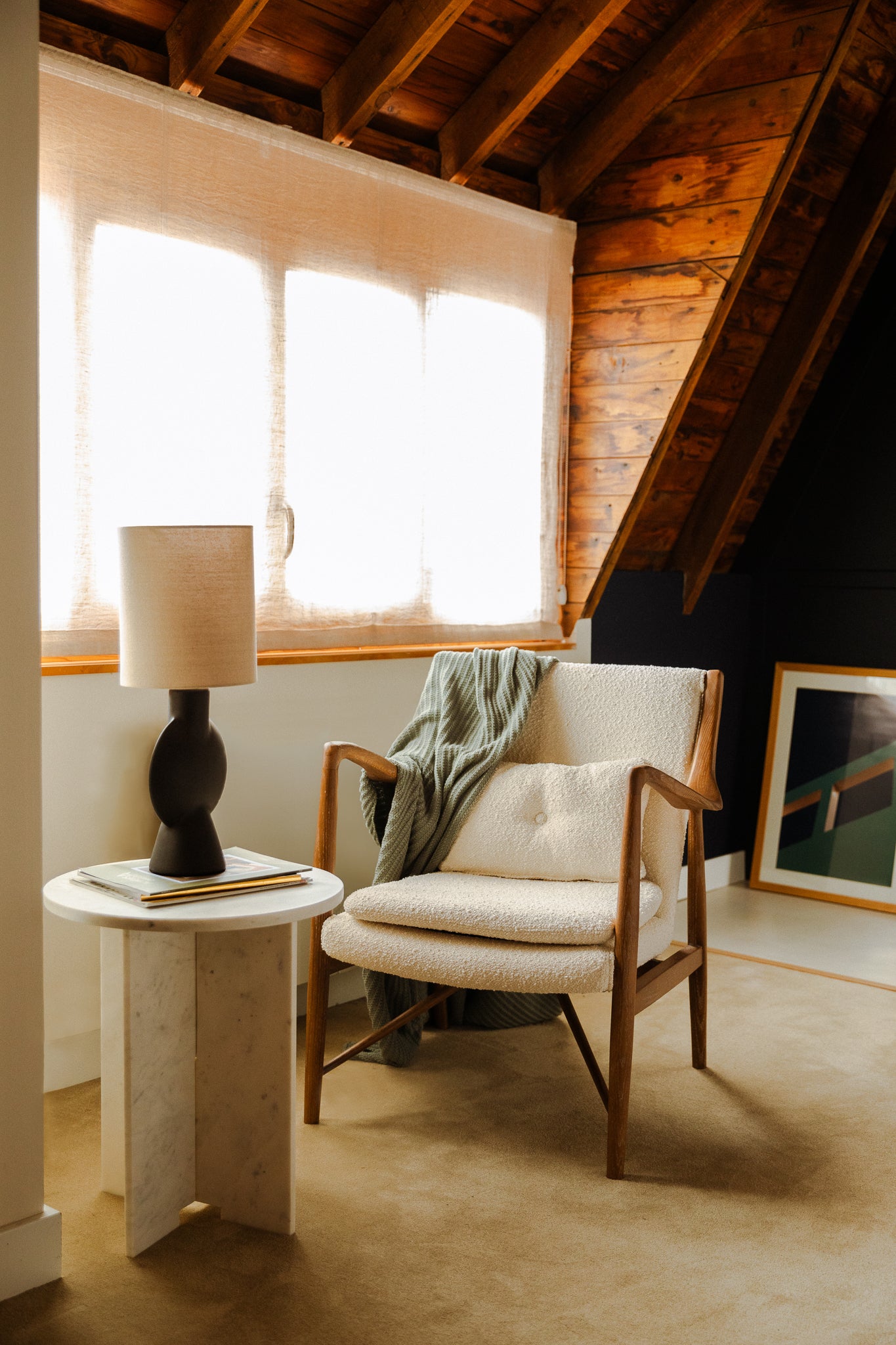 SILLÓN DE MADERA DE FRESNO Y ALGODÓN BOUCLÉ